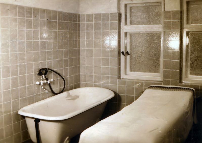 Wannenbad/Badekabine mit Massageliege